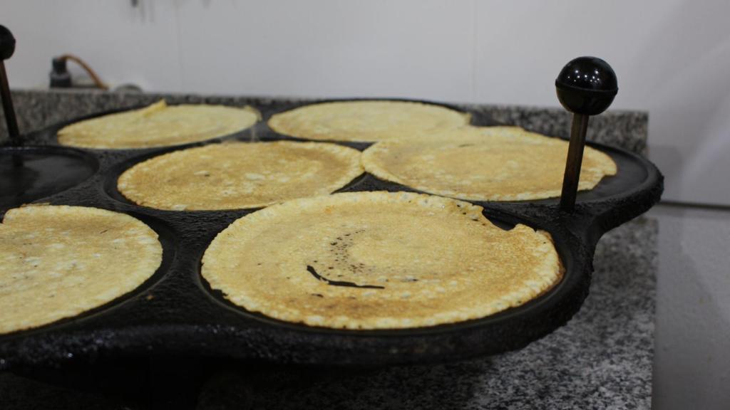 Elaboración de filloas en Pan e Canela, A Coruña.
