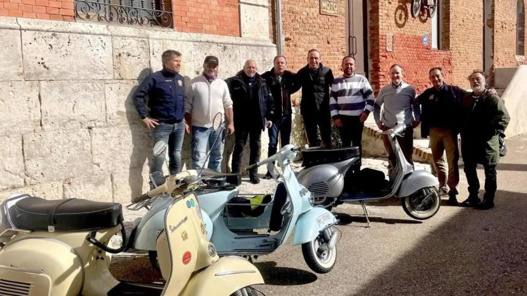 Representantes del Museo de la Moto y del Ayuntamiento de Esguevillas de Esgueva con las vespas preparando la exposición