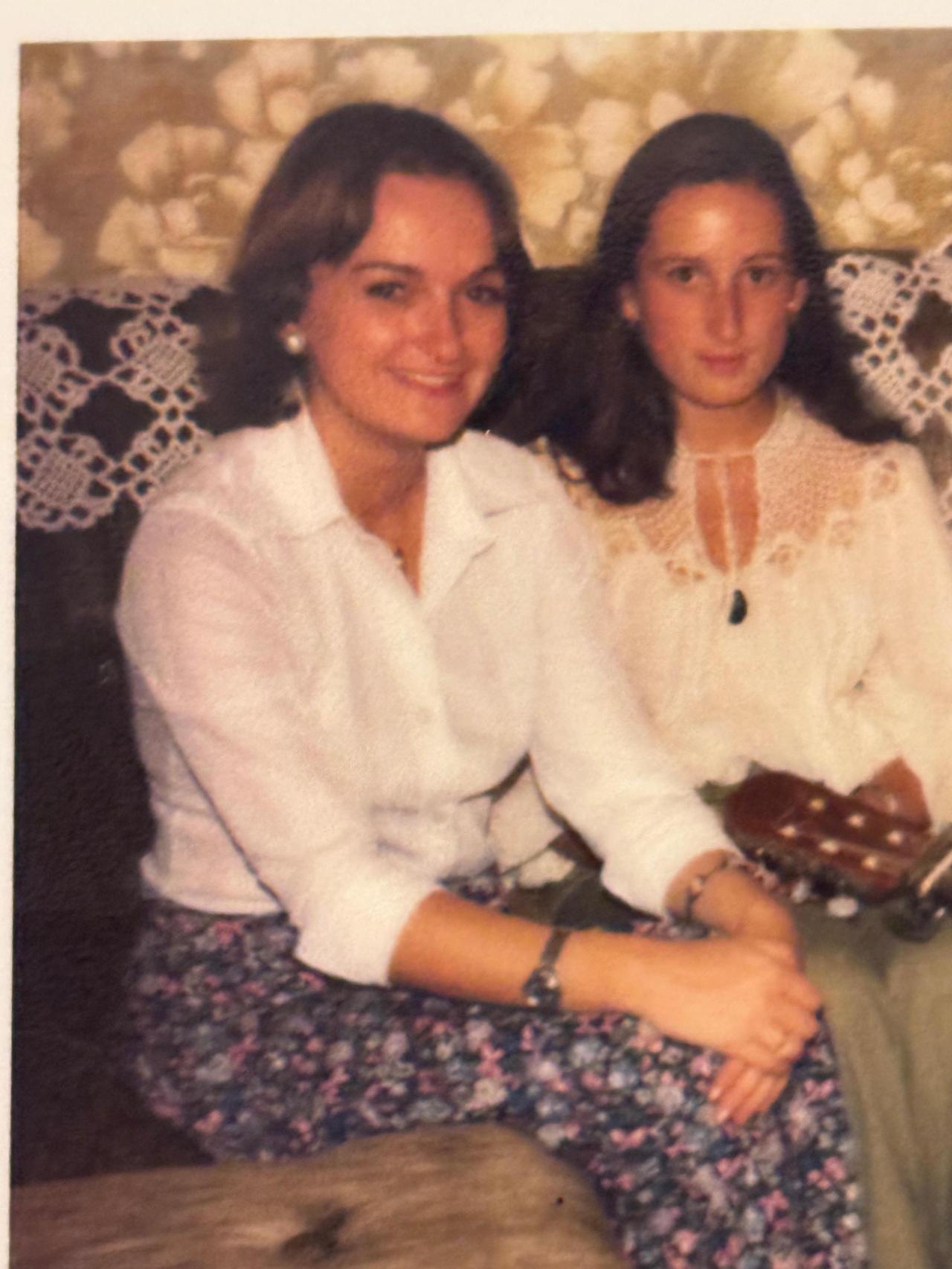 La fundadora de CTO, Pilar Díaz Aguilar, junto a su cuñada, durante los años 80.
