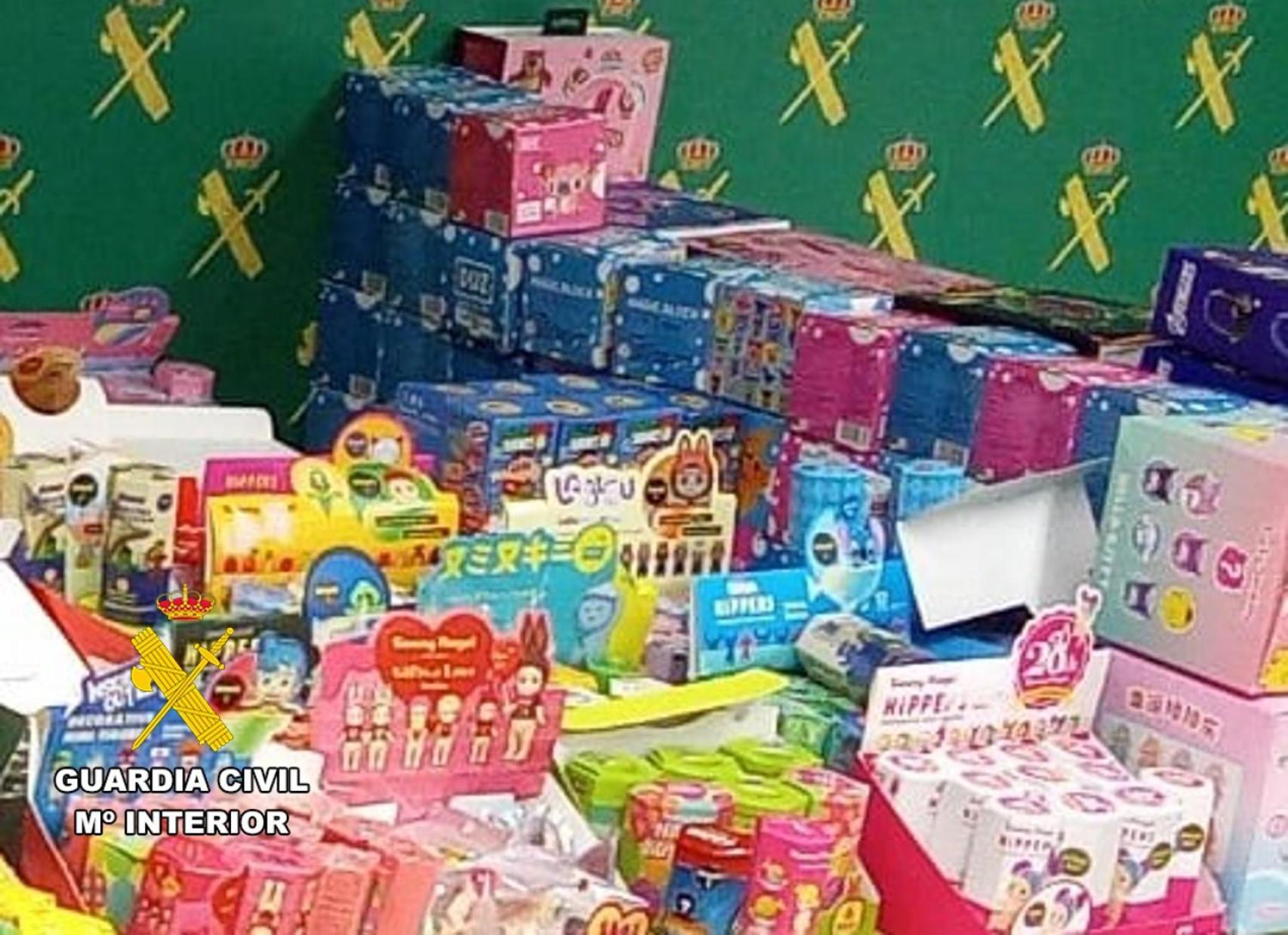 Imagen de algunos de los juguetes incautados en el bazar de Burgos