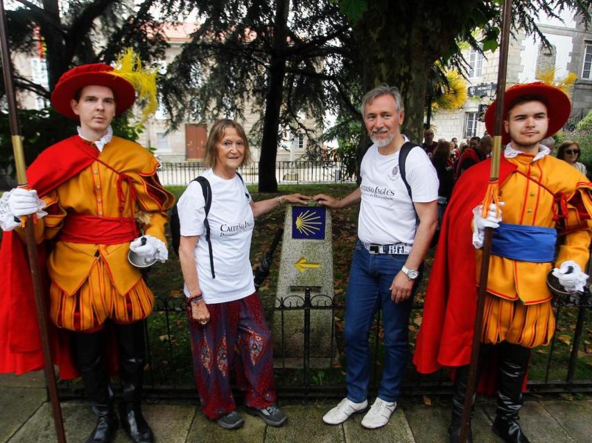 Julia Baird, hermana de John Lennon, con José Duarte, maestre de los Caballeros de María Pita, cuando cubrieron el Camino Inglés en 2018.
