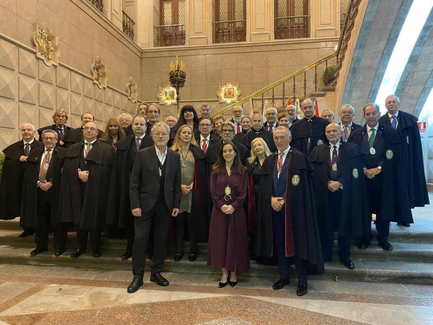 El escritor Manuel Rivas, en el centro con los Caballeros, tras ser proclamado Caballero de Honor.