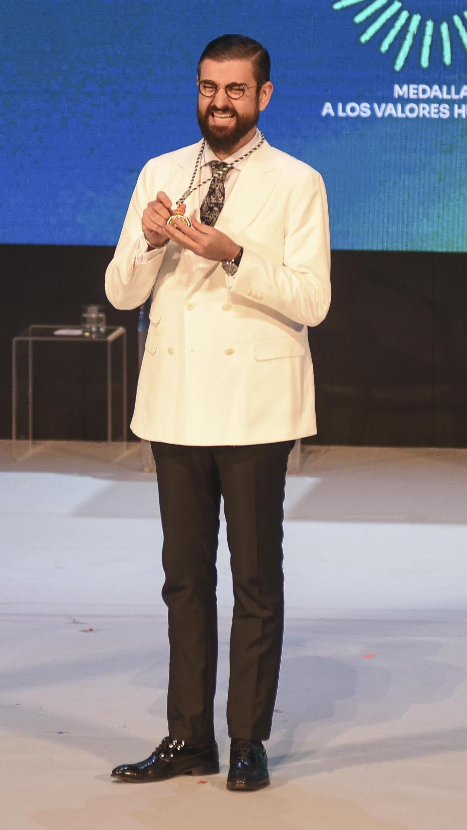 Manu Sánchez, orgulloso, luciendo su medalla.