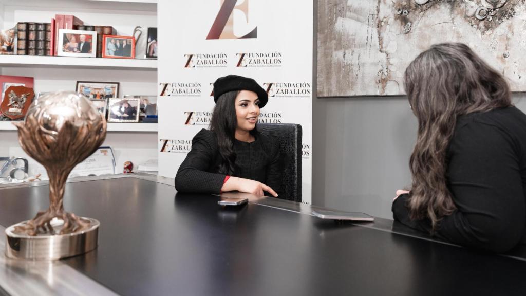 La activista durante su conversación con ENCLAVE ODS, junto al galardón de la Fundación Zaballos.