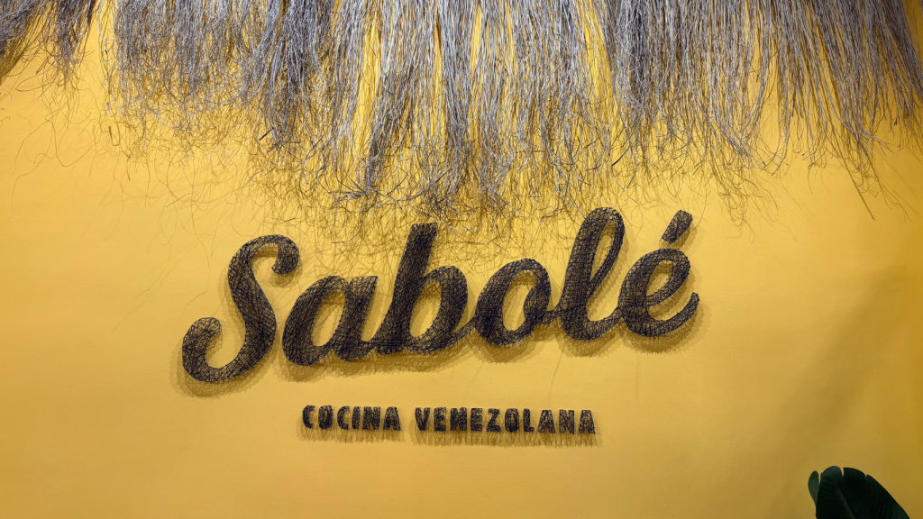 El interior del local está decorado con elementos inspirados en la terreta.