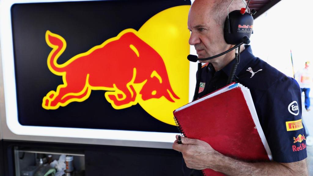 Adrian Newey con su habitual cuaderno rojo, en el Gran Premio de España 2017