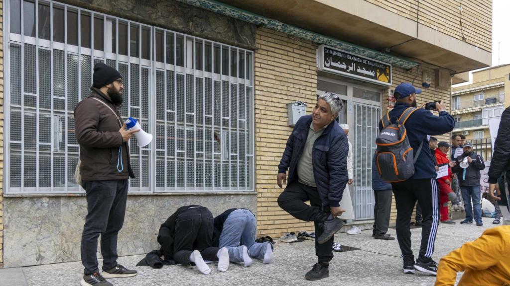 Los manifestantes en la mezquita de la ciudad