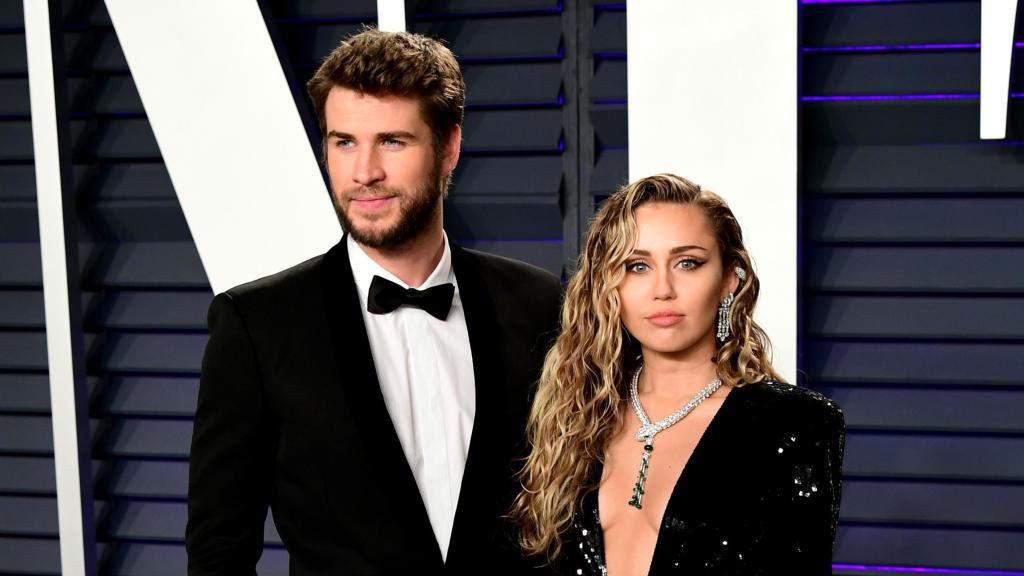 Liam Hemsworth y Miley Cyrus en la fiesta post-Oscar de Vanity Fair en 2019.