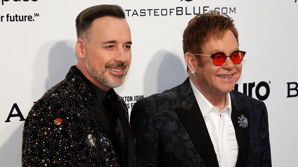 Elton John y su marido David Furnish en la fiesta anual de EJAF en 2017.