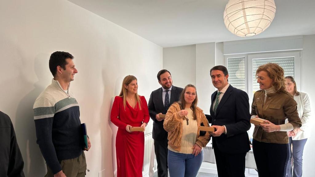 El consejero de Medio Ambiente, Vivienda y Ordenación del Territorio, Juan Carlos Suárez-Quiñones entrega las llaves de las viviendas de Villalón de Campos