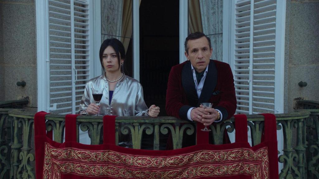 Anna Castillo y Pablo Derqui en una escena de 'Su majestad'