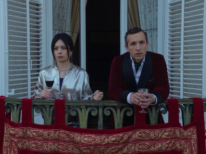 Anna Castillo y Pablo Derqui en una escena de 'Su majestad'.