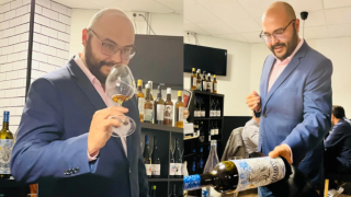 El sumiller José Luis Garrido, sirviendo una copa de vino.