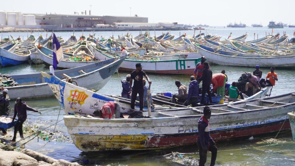 Un grupo de migrantes trabaja en un cayuco. En estas mismas embarcaciones, cuando cae la noche, grupos de personas intentan llegar clandestinamente hasta las Islas Canarias.
