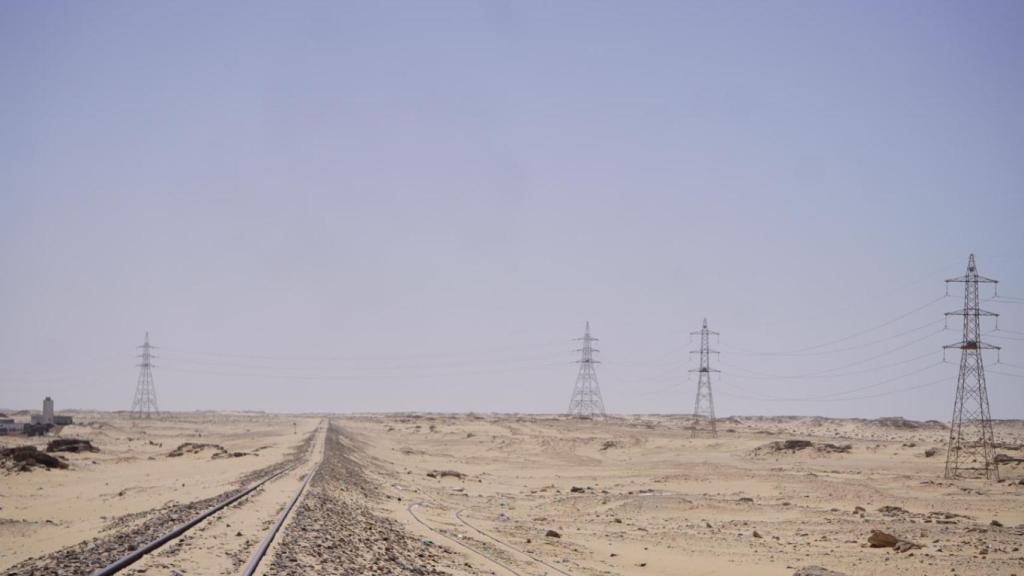 Junto a las vías del tren de hierro de Mauritania, los migrantes comienzan su travesía hasta las playas de La Güera, donde son recogidos para partir clandestinamente hasta Canarias.