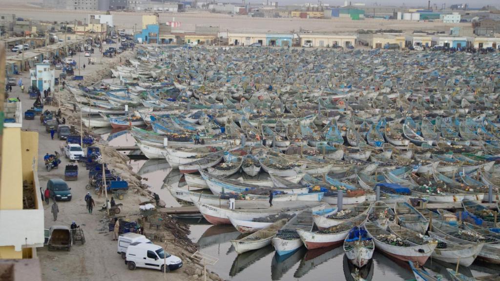 Vista aérea del puerto artesanal de Nuadibú, donde duermen miles de cayucos cada día.