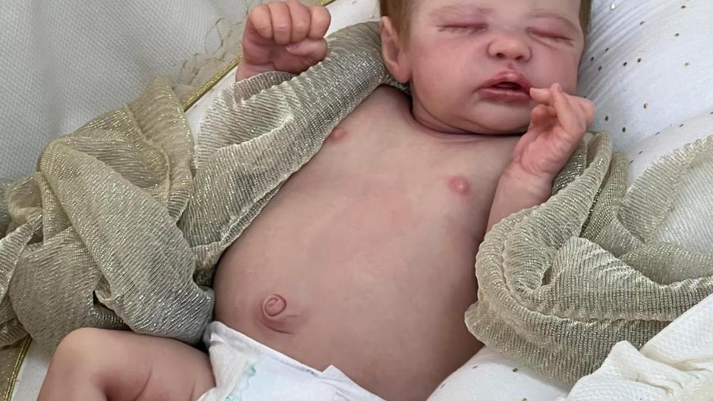 bebé artificial recostado