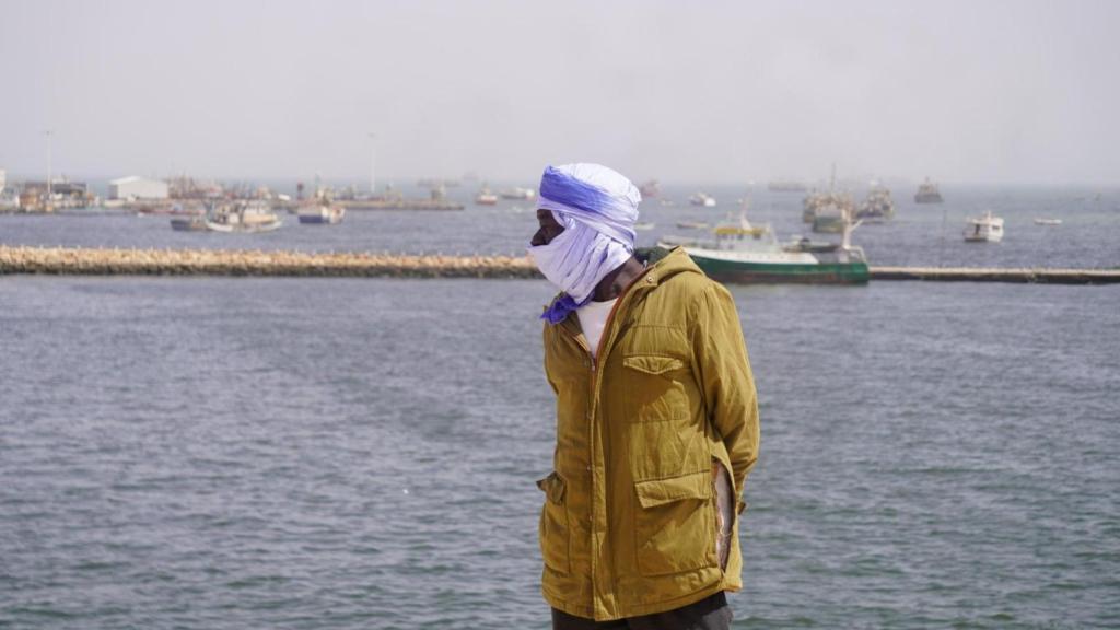 Ely sorprende a EL ESPAÑOL hablando algunas palabras en castellano. Aprendí un poco en prisión, dice. Durante unos meses estuvo en el Centro de Internamiento Las Palmas I, ante la sospecha de que él fuera el patrón. Terminó siendo deportado.