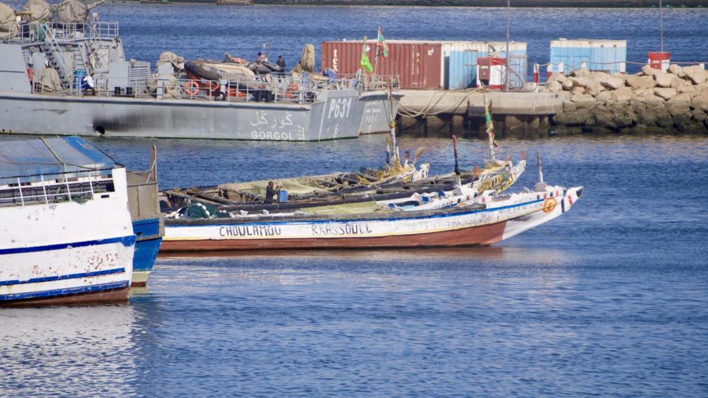 Un cayuco anclado en una cala.