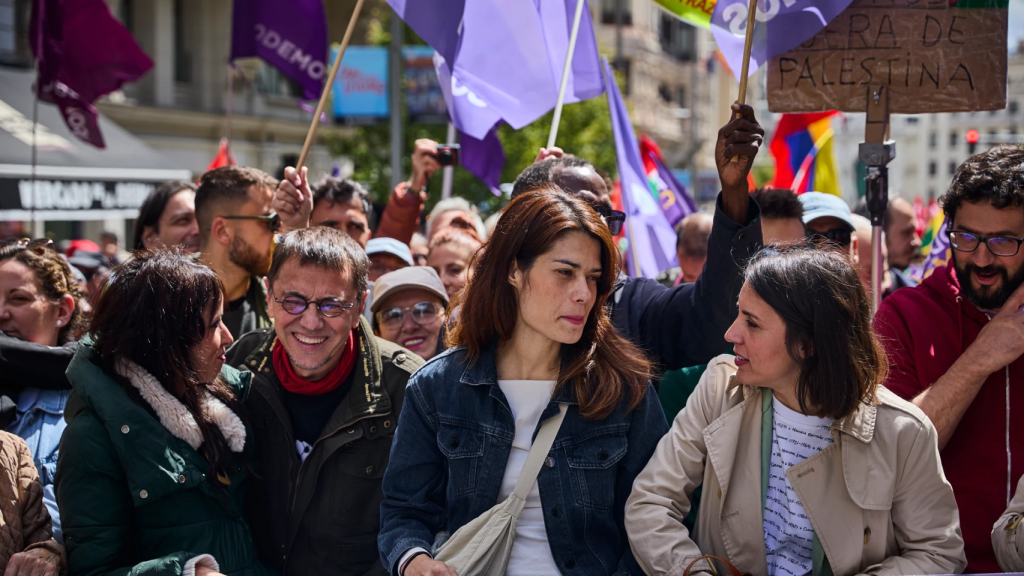Juan Carlos Monedero en una manifestación junto a las dirigentes de Podemos Irene Montero e Isa Serra.