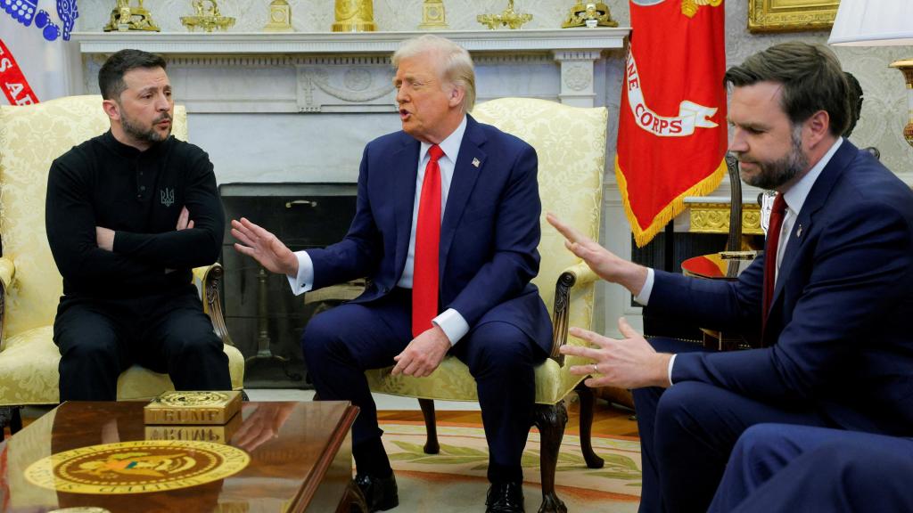 Zelenski, Trump y Vance durante su bronca primera reunión en el Despacho Oval.