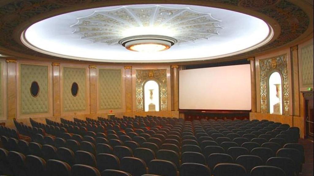 Interior de los cines, antes del cambio a restaurante de comida rápida.