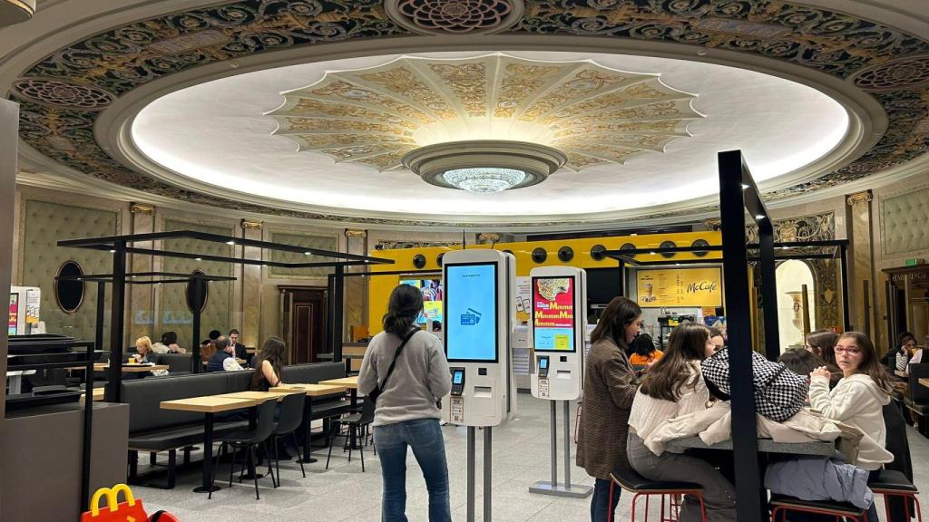 Interior de los cines en la actualidad, transformado en un restaurante de comida rápida.
