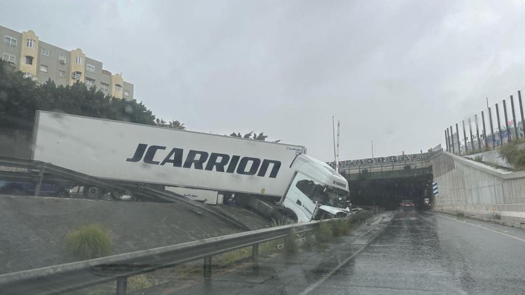 Un camión se salió de la vía en la MA20.