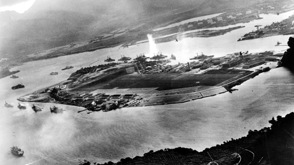 Fotografía de Pearl Harbor tomada desde un avión japonés al comienzo del ataque. Se ve la explosión de un torpedo en el West Virginia.
