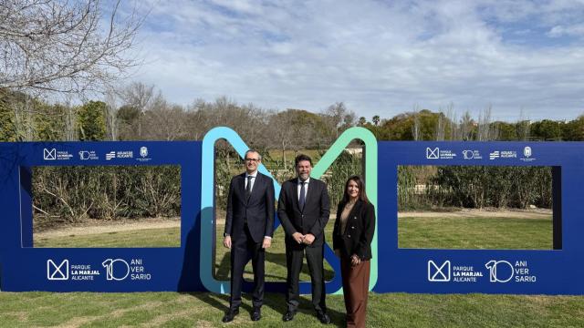 Sergio Sánchez, Luis Barcala y Amelia Navarro,  este viernes en el parque La Marjal.