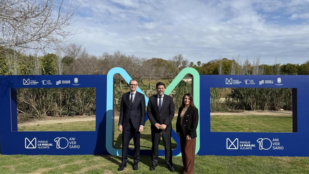 Sergio Sánchez, Luis Barcala y Amelia Navarro,  este viernes en el parque La Marjal.