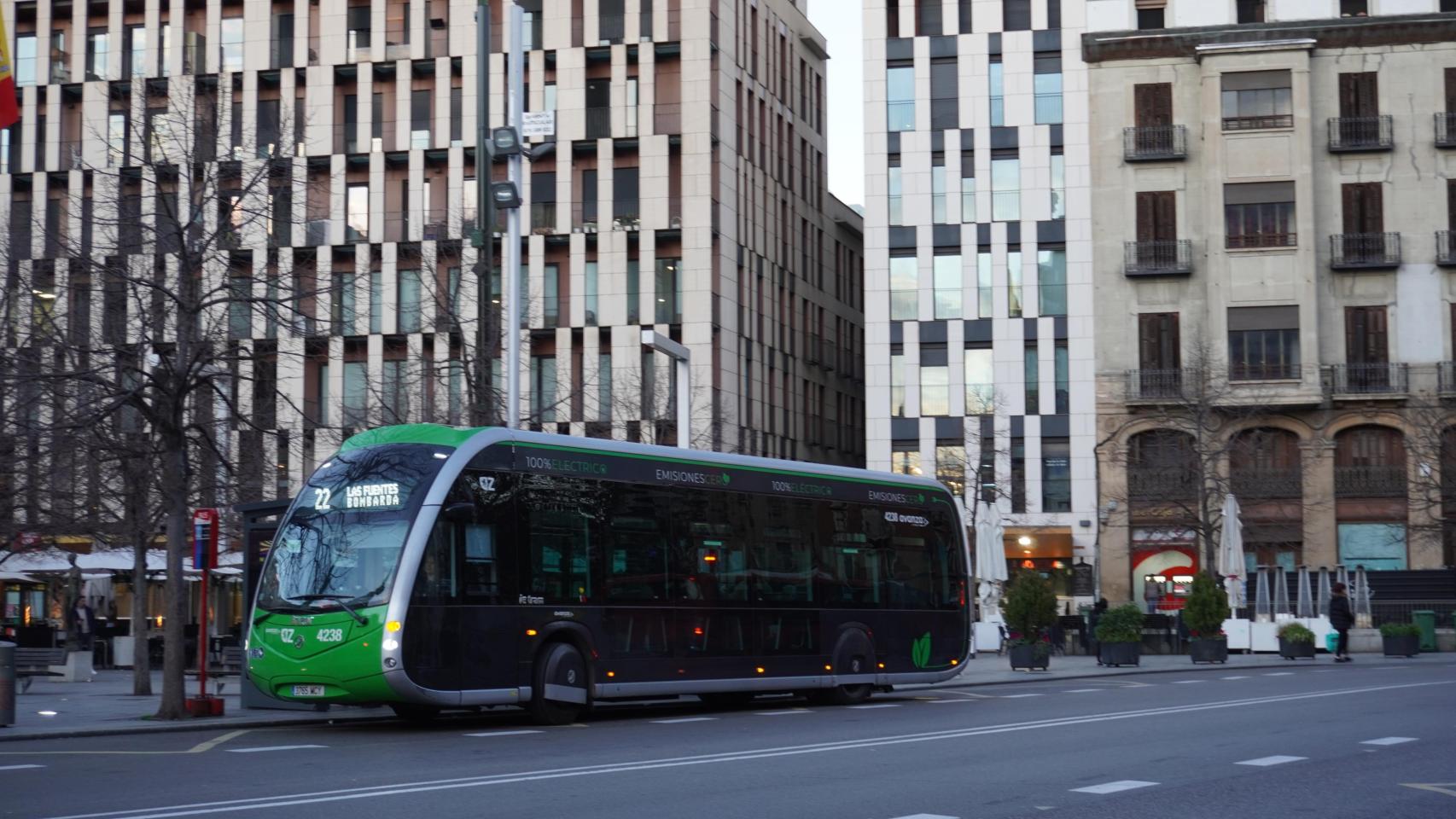 Un autobús urbano en Zaragoza.