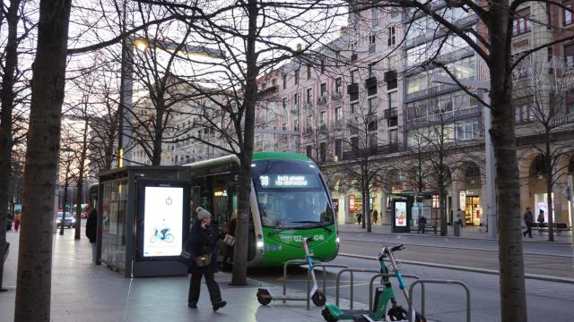 Un autobús urbano en el centro de Zaragoza.