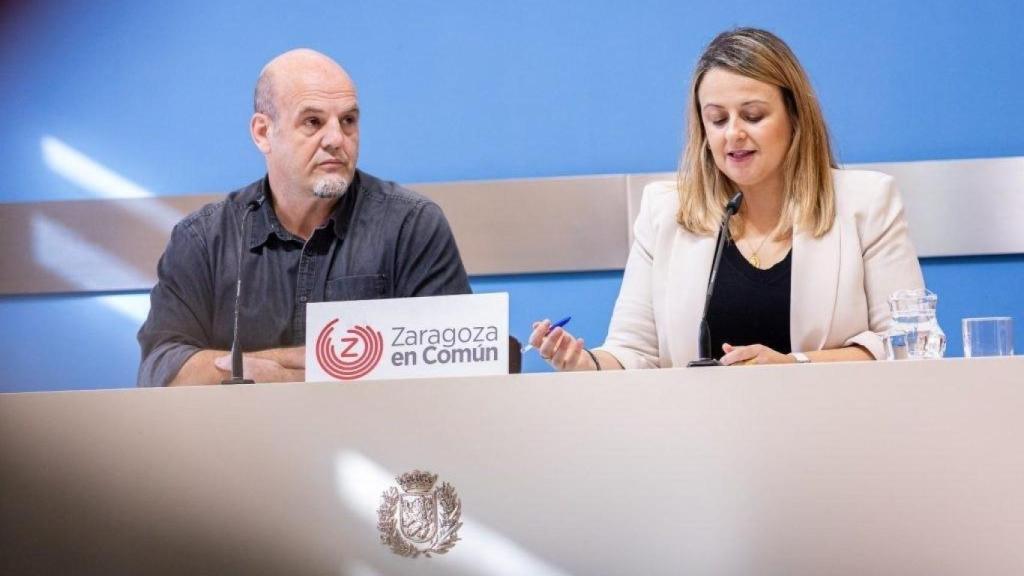 La portavoz del partido, Elena Tomás, junto al concejal Suso Dominguez en el Ayuntamiento de Zaragoza.