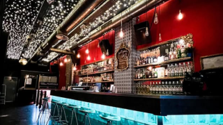 Interior del bar Mantis de Zaragoza.