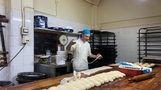 Jaime, uno de los hermanos en el obrador.