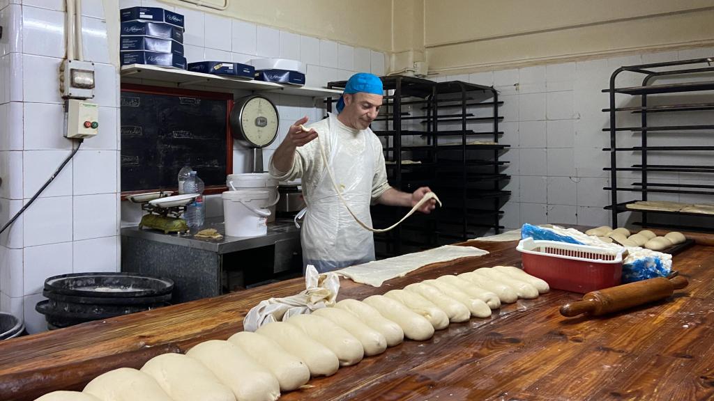 Jaime, uno de los hermanos, en el obrador.