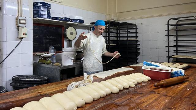 Jaime, uno de los hermanos, en el obrador.