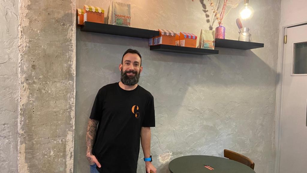 Alberto en su cafetería de Zaragoza.