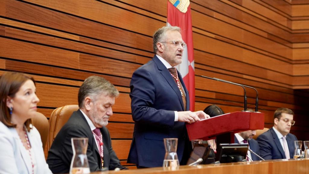 El presidente de las Cortes, Carlos Pollán, durante su discurso en el día del Estatuto de Autonomía