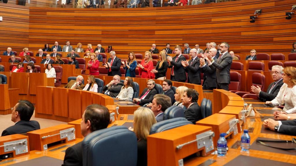 Los procuradores de Vox aplauden el discurso del presidente de las Cortes, Carlos Pollán, en el acto por el 42 aniversario del Estatuto, este viernes