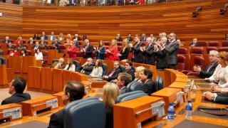 Los procuradores de Vox aplauden el discurso del presidente de las Cortes, Carlos Pollán, en el acto por el 42 aniversario del Estatuto, este viernes