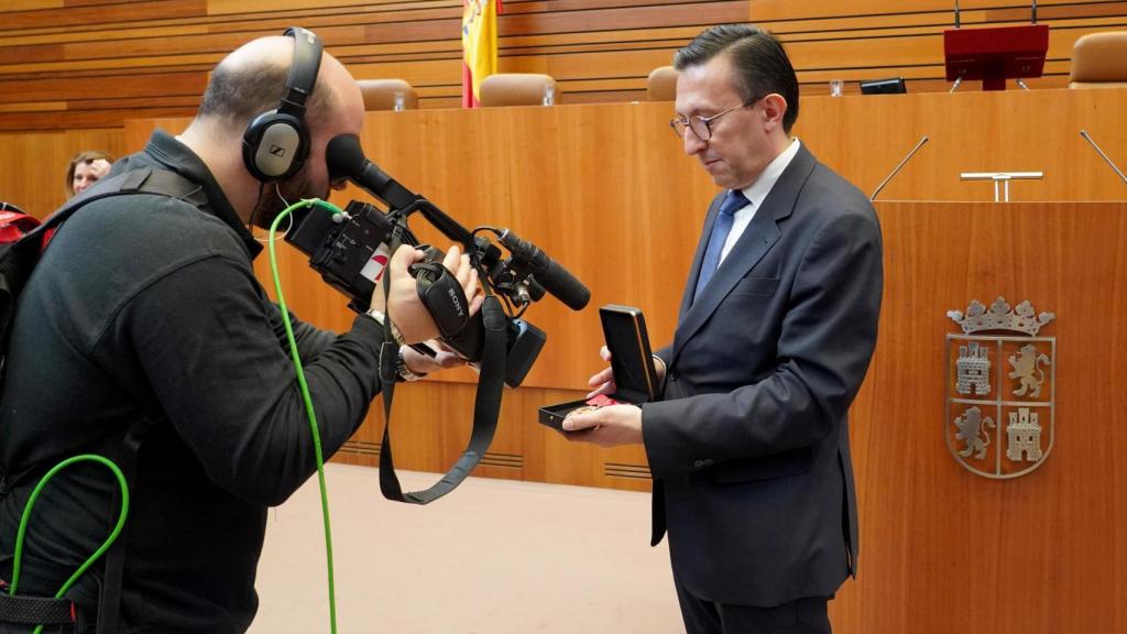 El profesor titular de Historia Moderna de la Universidad de Valladolid Javier Burrieza recoge el galardón