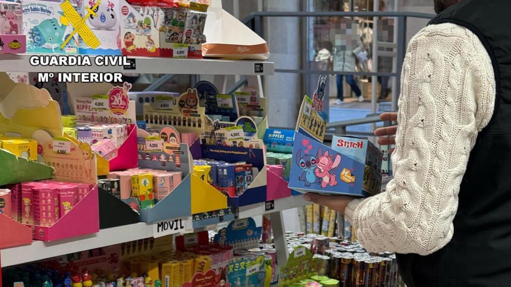 Juguetes falsificados y sin declarar incautados en un bazar asiático de Burgos