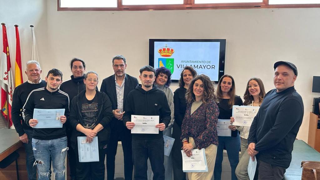 Entrega de los diplomas en el Ayuntamiento a los alumnos de Villamayor.