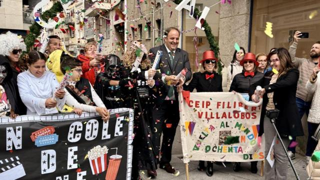 Inicio del desfile escolar de carnaval de Guijuelo, con el alcalde, Roberto Martín, en el centro