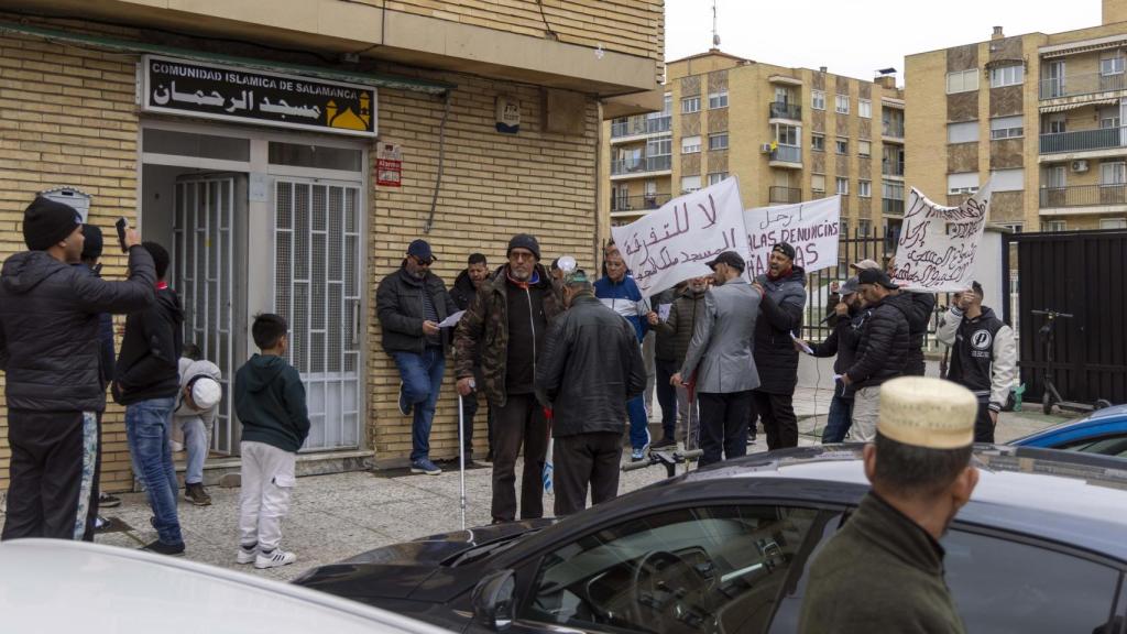 La comunidad musulmana de Salamanca protesta de forma pacífica ante la mezquita de la ciudad contra el actual imán.