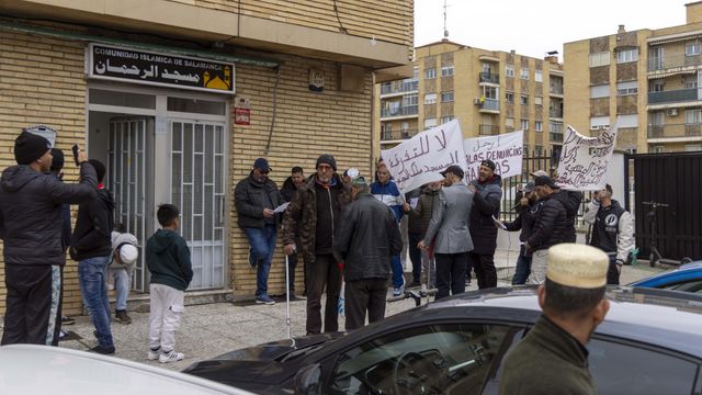 La comunidad musulmana de Salamanca protesta de forma pacífica ante la mezquita de la ciudad contra el actual imán.