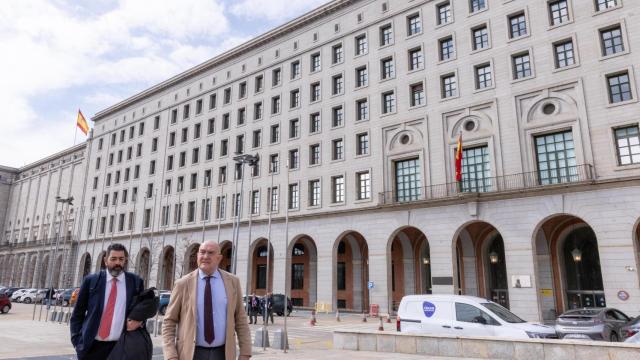 Alberto Gutiérrez Alberca y Jesús Julio Carnero en el exterior del Ministerio de Transportes y Movilidad Sostenible