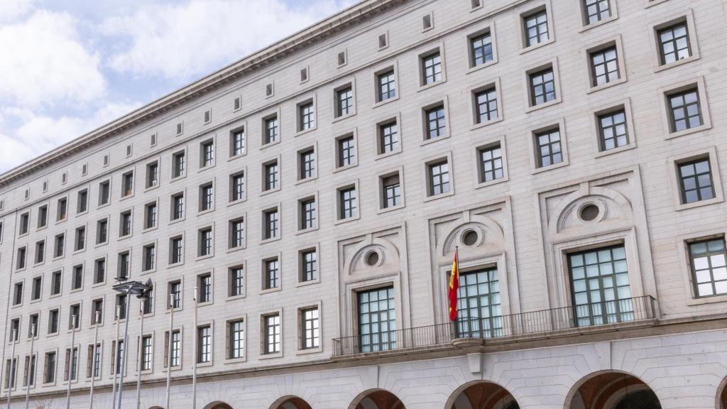 Alberto Gutiérrez Alberca y Jesús Julio Carnero en el exterior del Ministerio de Transportes y Movilidad Sostenible